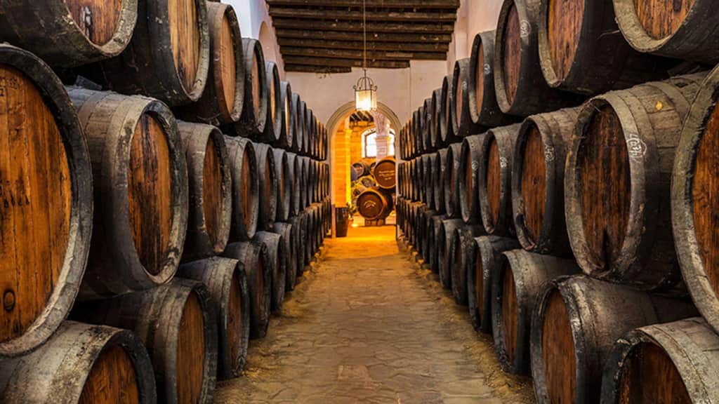 Interior de una bodega tradicional en Jerez