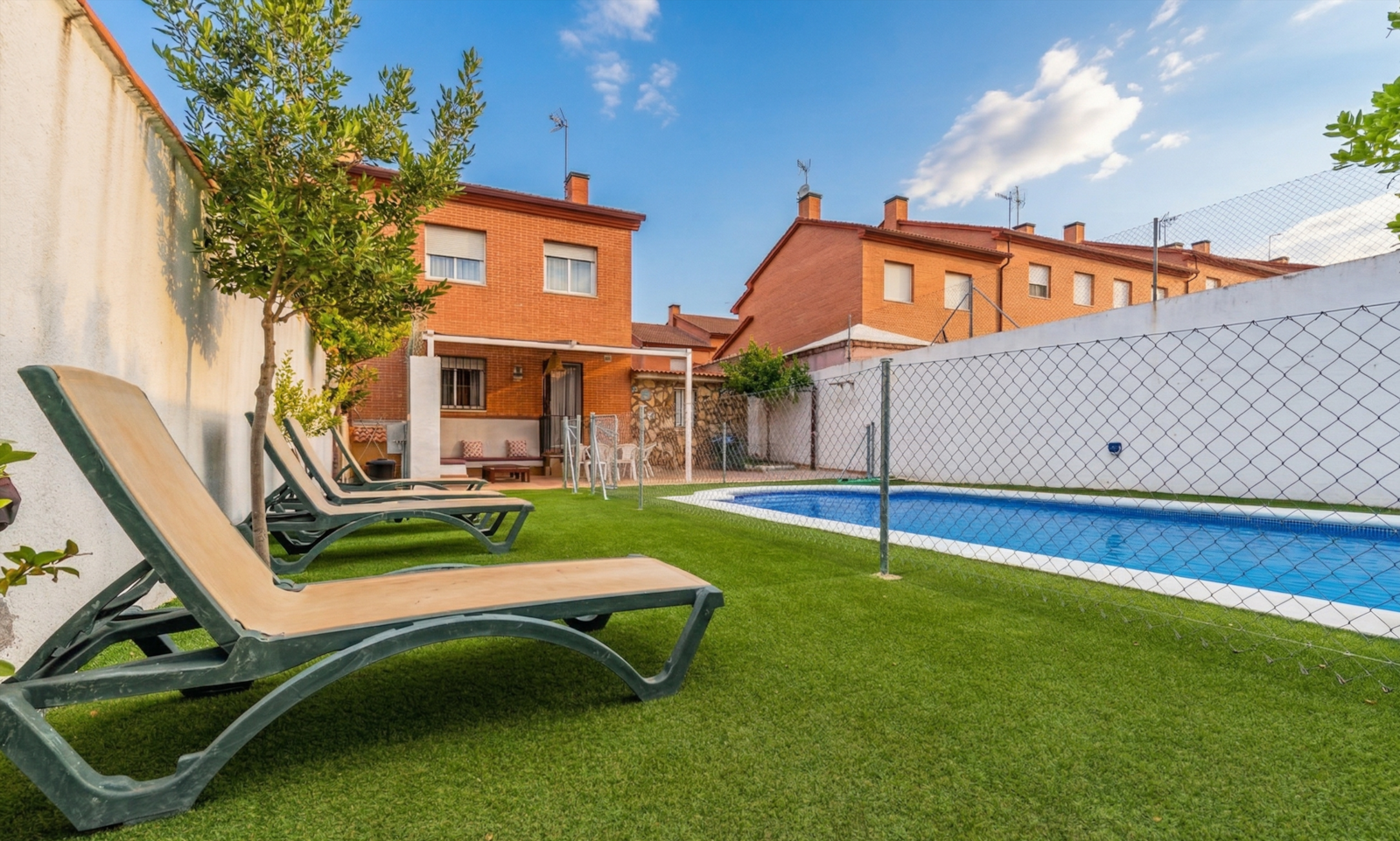 Chalet con piscina y barbacoa — foto 4
