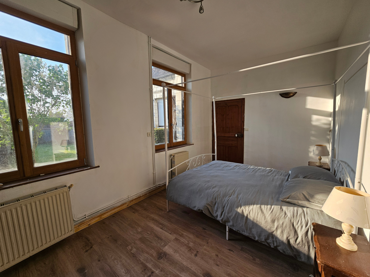 Vue sur le jardin et lit à baldaquin pour une ambiance romantique