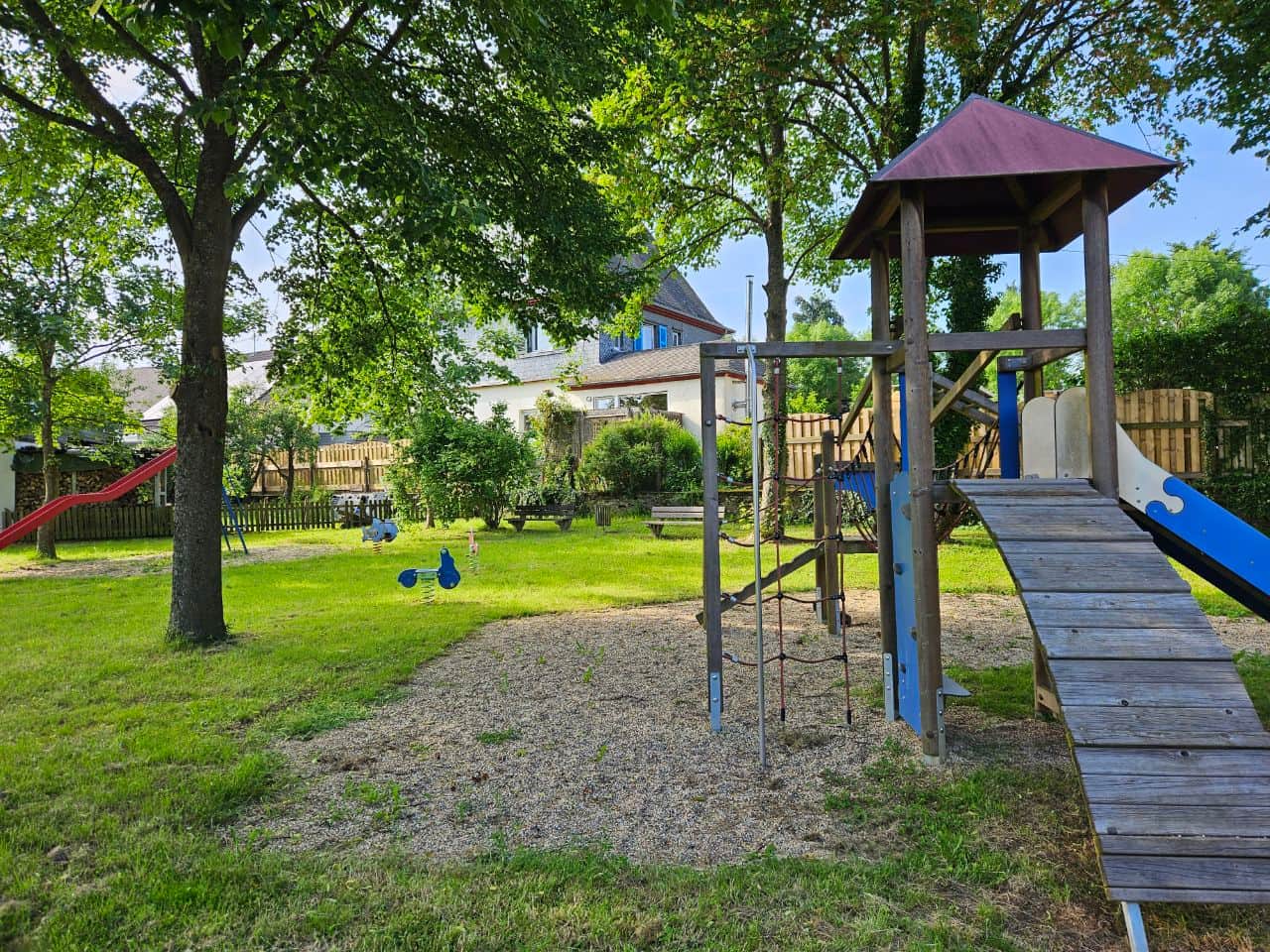 Garten, Terrasse und Spielplatz