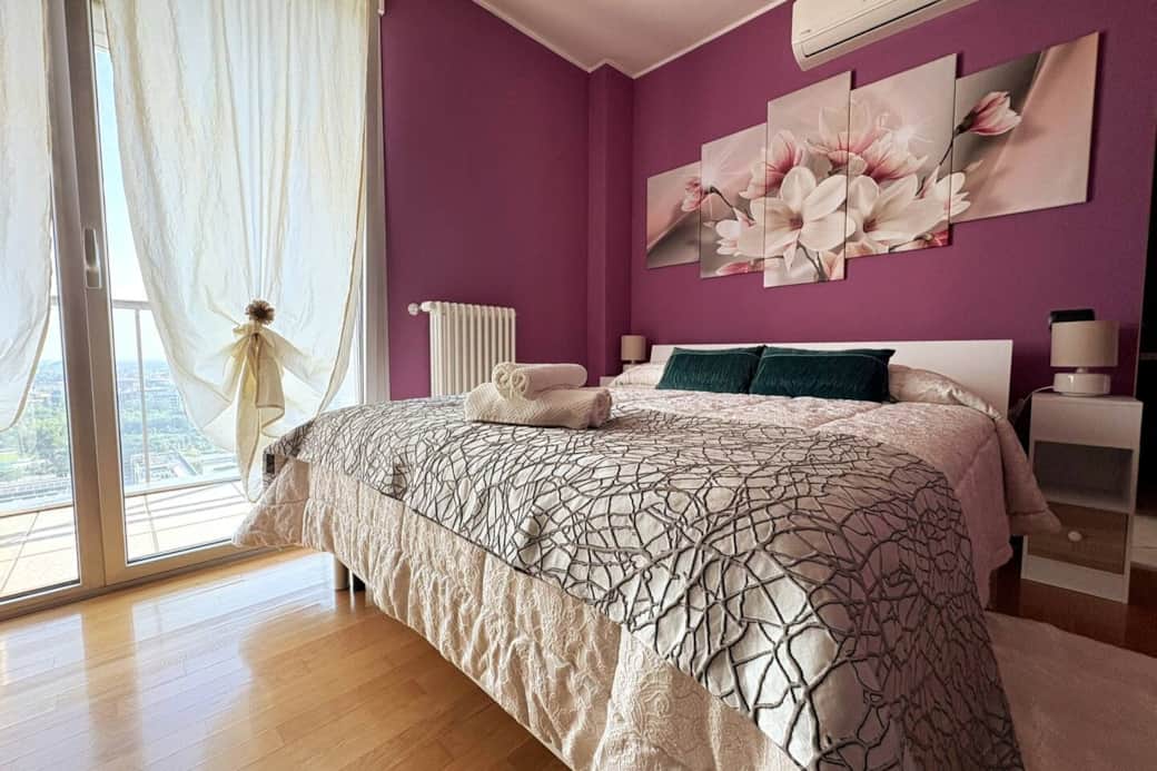 Una camera da letto matrimoniale accogliente con comodi cuscini in memory foam e materasso a molle e memory foam; Un ampio guardaroba a disposizione degli ospiti per contenere comodamente valigie, indumenti ed effetti personali. Una camera da letto matrimoniale accogliente con comodi cuscini in memory foam e materasso a molle e memory foam; Un ampio guardaroba a disposizione degli ospiti per contenere comodamente valigie, indumenti ed effetti personali.