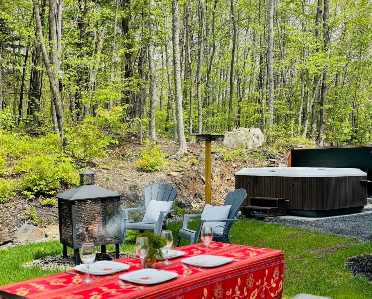Espace pour faire un feux extérieur et spa disponible à l'année