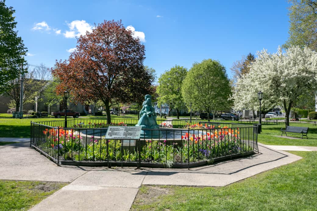"Wynken, Blynken & Nod" fountain in its springtime splendor