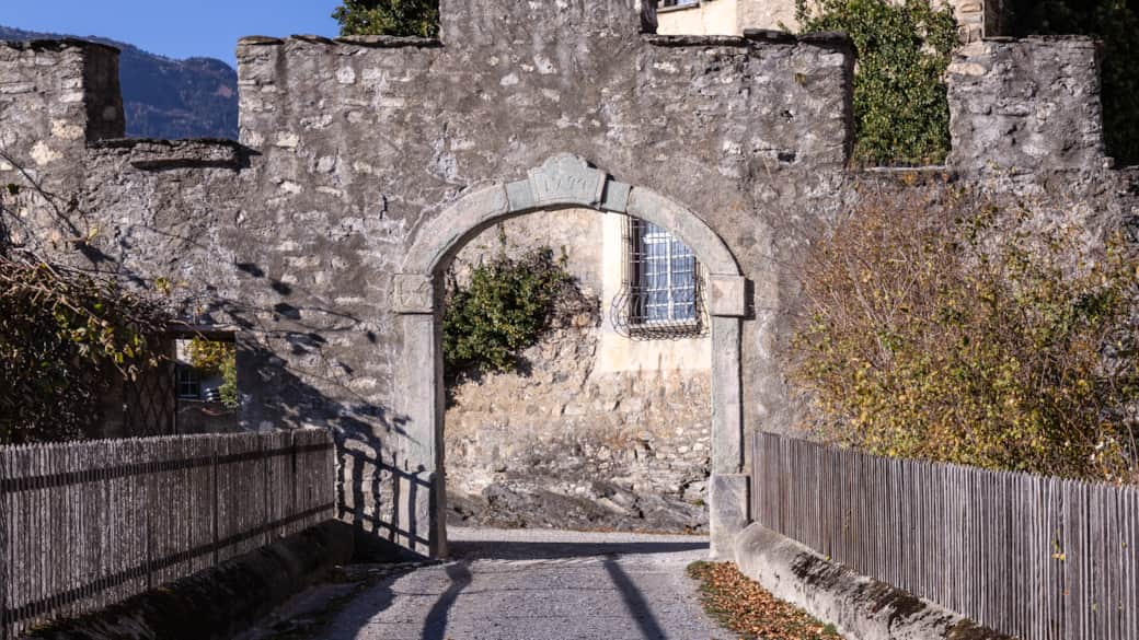 Muralla del castillo y camino de entrada