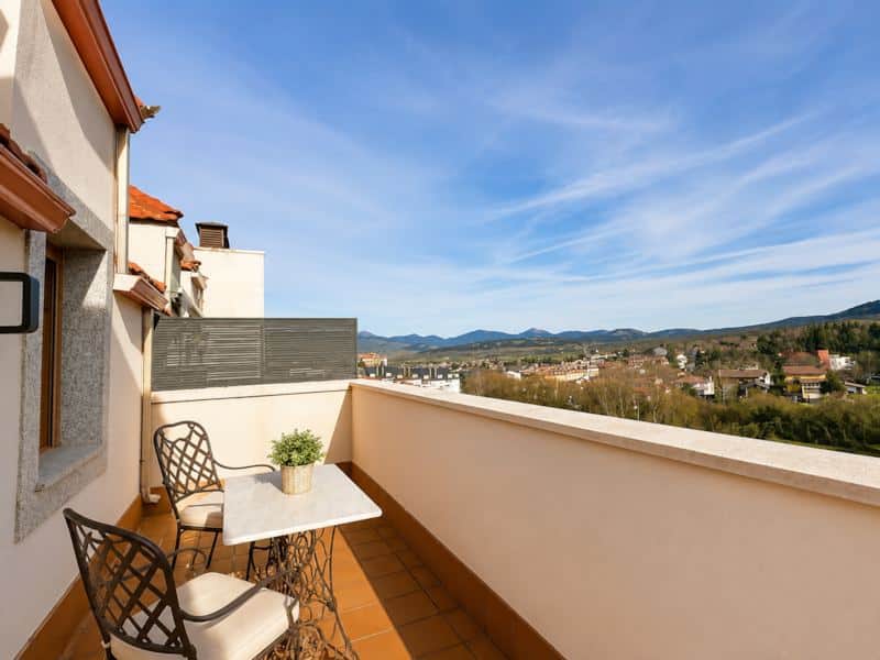 Terraza con salida desde el salón y vistas a la montaña, centro del pueblo e iglesia