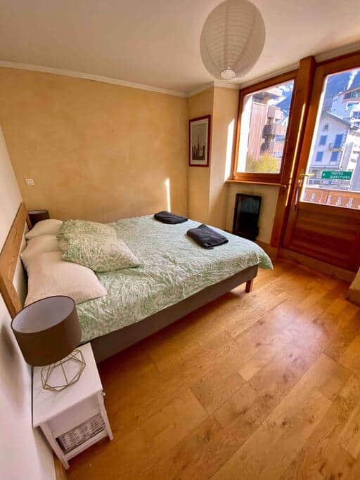 Bedroom 1: king or 2 single beds available.
