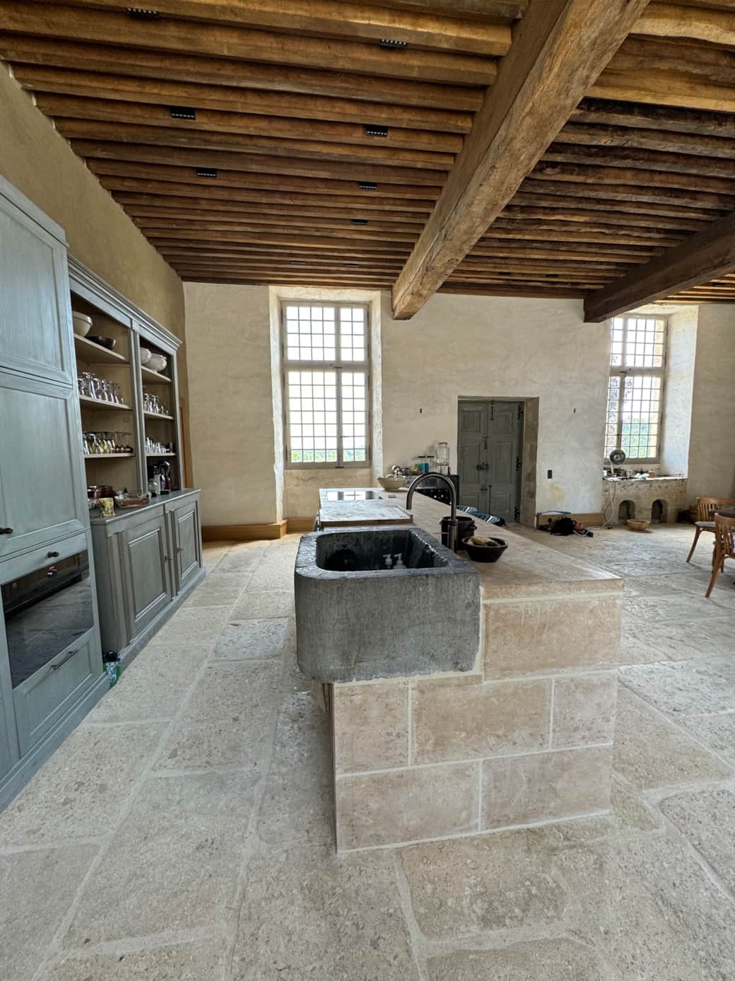 Salle centrale with kitchen