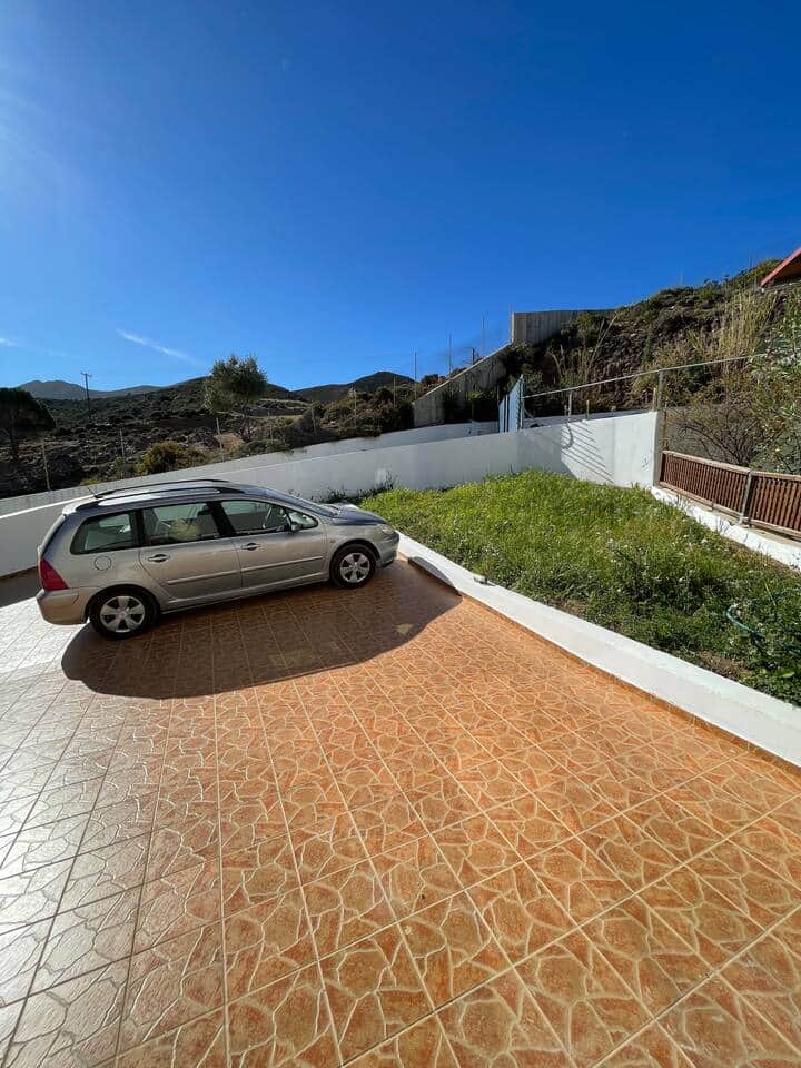 Außenbereich vor dem Hauseingang mit abgeschlossenem Parkplatz für bis zu zwei PKW