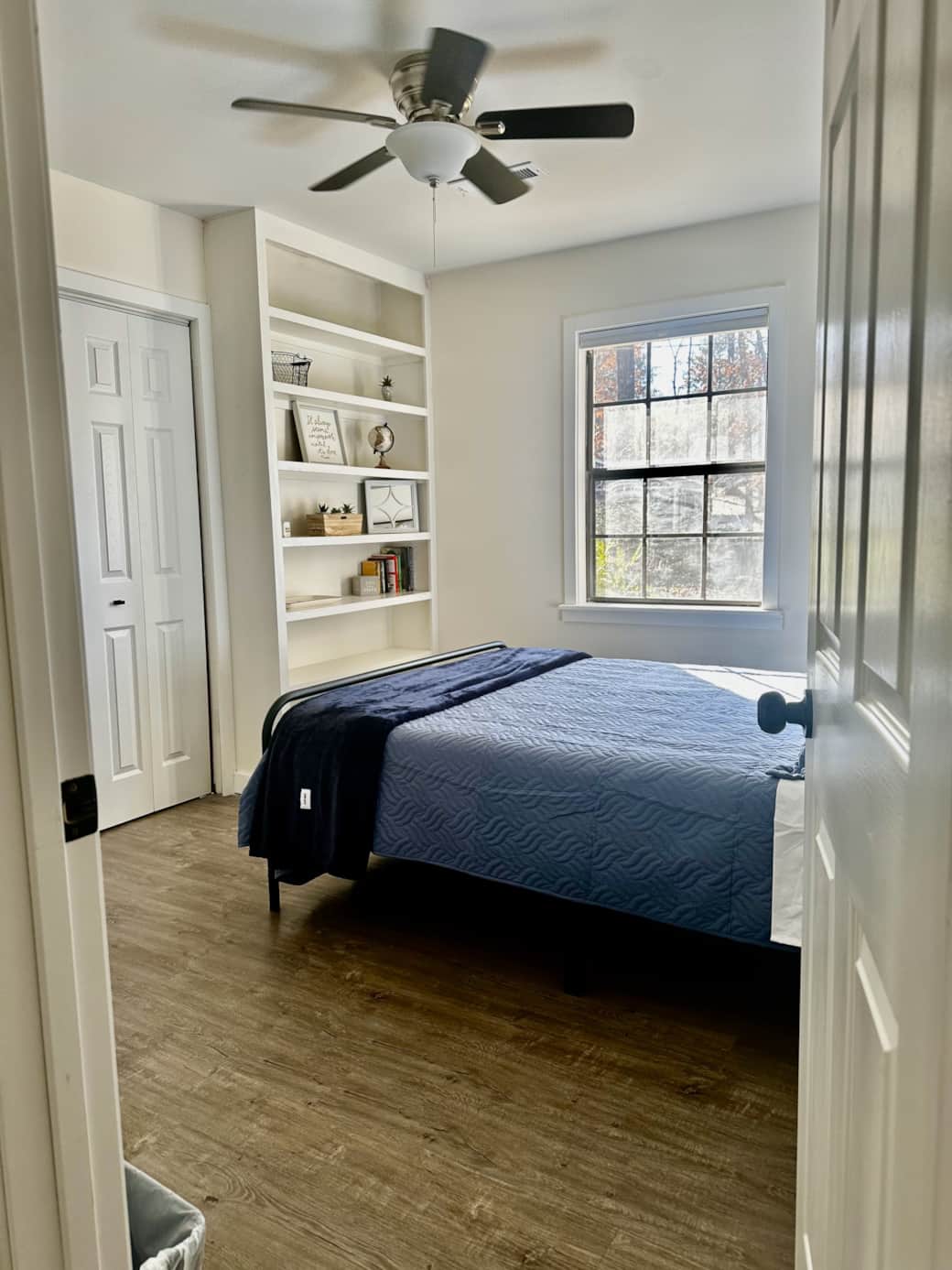 Cozy queen bed with lots of light Cozy queen bed with lots of light