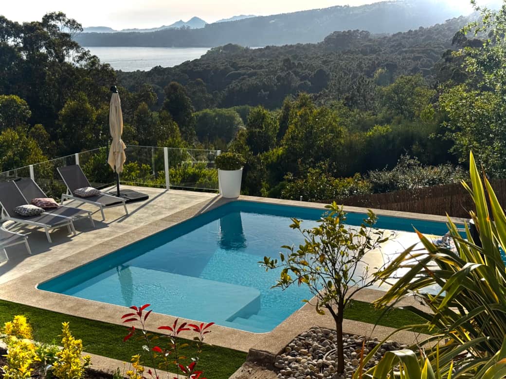 Shared pool with sea views and a calm, sun-filled setting. Shared pool with sea views and a calm, sun-filled setting.