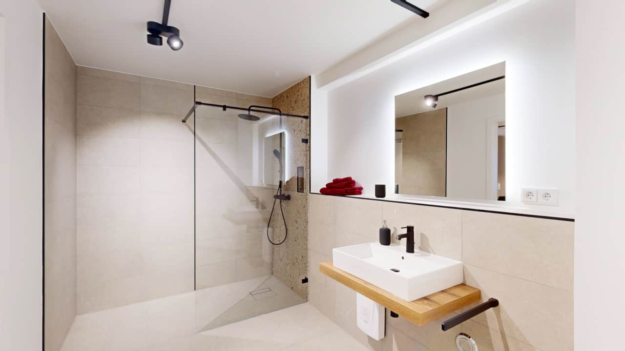 Moderne und hochwertige Ausstattung im N°8A Boardinghouse Lüneburg mit barrierefreier Dusche