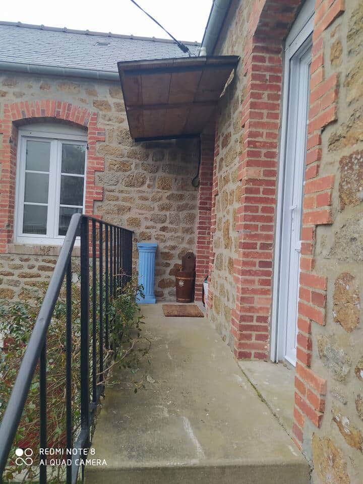 entrée au 1er étage par un escalier extérieur