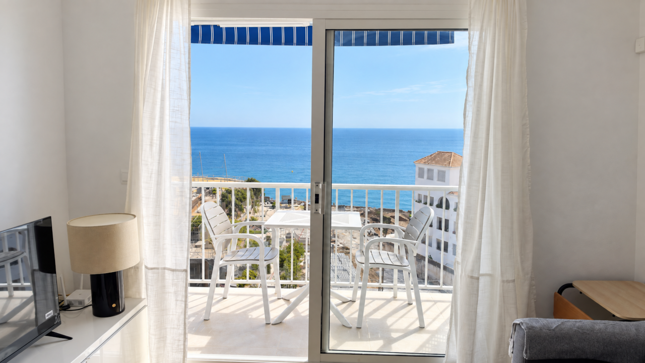 salon y terraza apartamento nuevo en el centro de nerja con vistas directas al mar