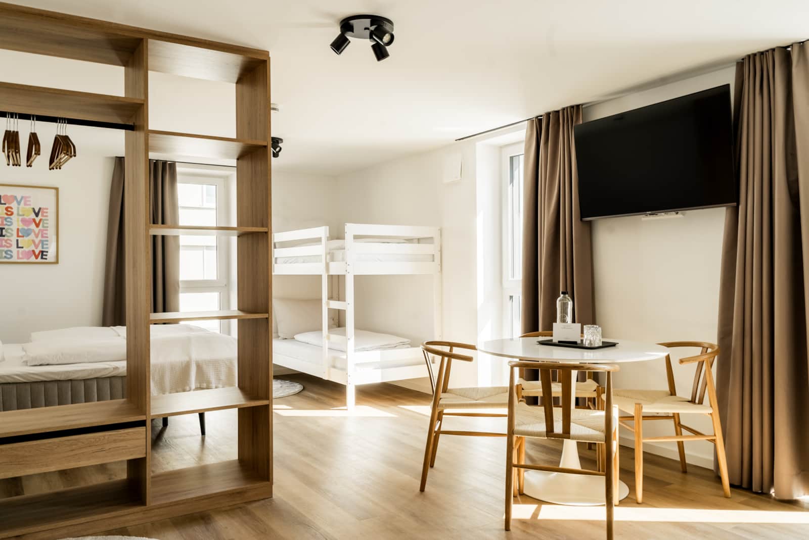 Familienfreundliches Apartment in Günzburg mit Schlafbereich, Etagenbett, Esstisch und Smart-TV