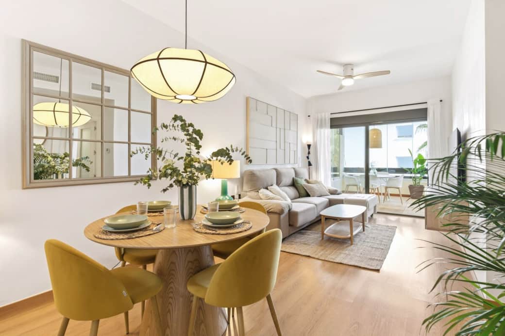 Un espacio acogedor que conecta salón y terraza, creando un ambiente perfecto para relajarte, disfrutar y sentirte como en casa desde el primer instante.