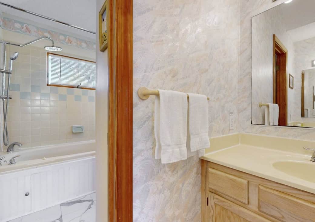 Master Bathroom with soaking tub(top level)