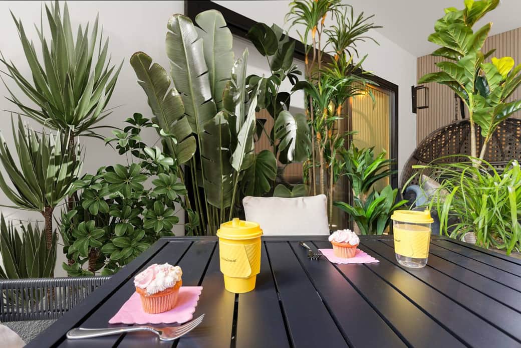 Lovely private patio to enjoy gorgeous SM weather. Walk to La La land to grab coffee, walk to Sweet lady Jane for most decadent and delicious cupcakes, cookies and cakes. You can enjoy the indoor/outdoor living that Southern California is known for.
