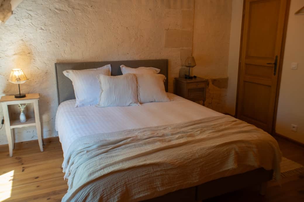 1 couchage en 160 * 200 avec literie de qualité (Tediber). Linge de lit et de toilettes qualité hotelière fournis. 1 couchage en 160 * 200 avec literie de qualité (Tediber). Linge de lit et de toilettes qualité hotelière fournis.