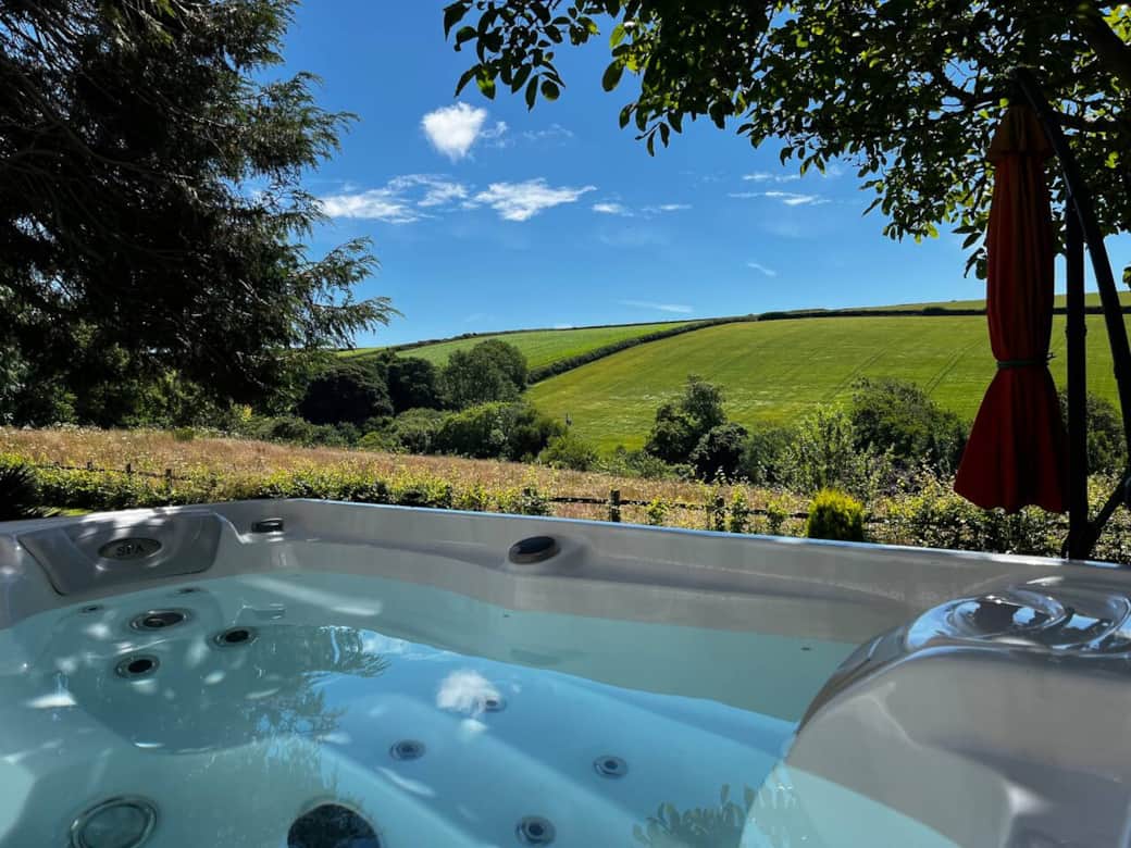 The private hot tub overlooks the valley and is ready for use 365 days per year.