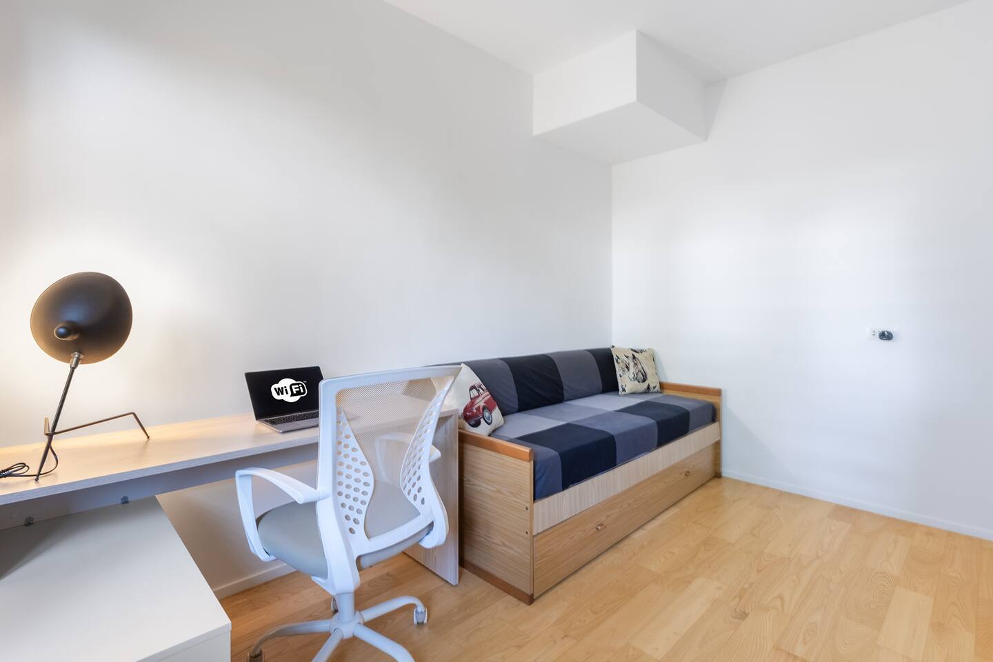 Area Lavoro/Studio con la possibilità di rilassarsi sul comodo divano