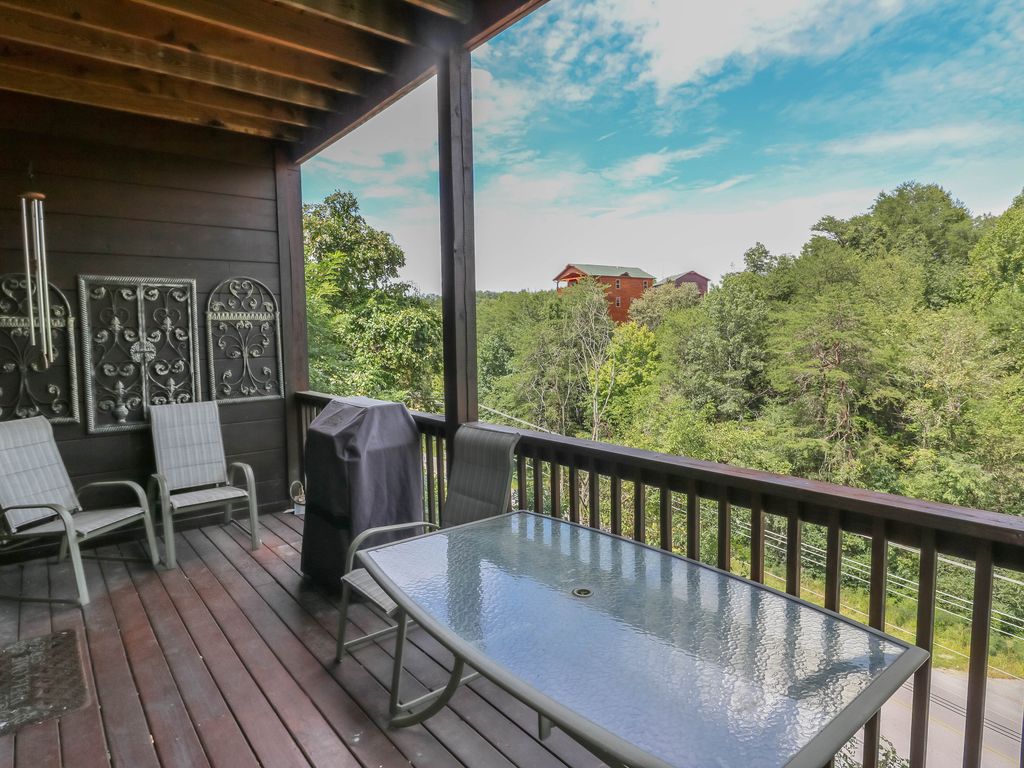 Cabin Fever Cabin In Pigeon Forge