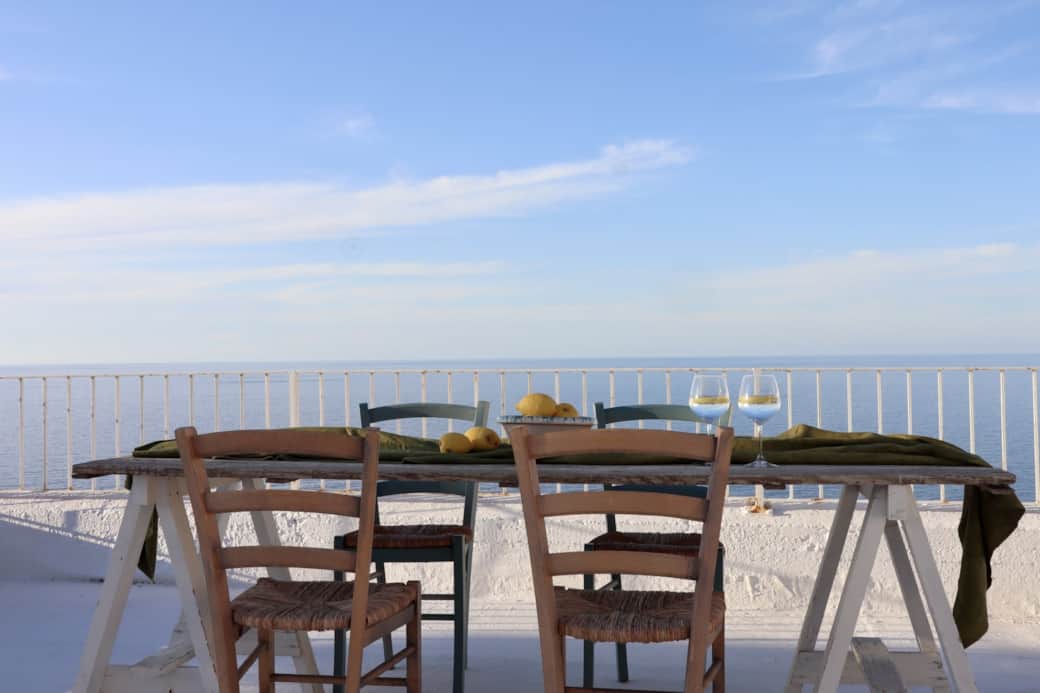Zona pranzo esterna a Villa Agave con vista panoramica sul Mar Tirreno.