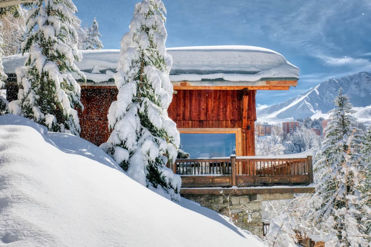 Grandes baies vitrées donnant sur la montagne