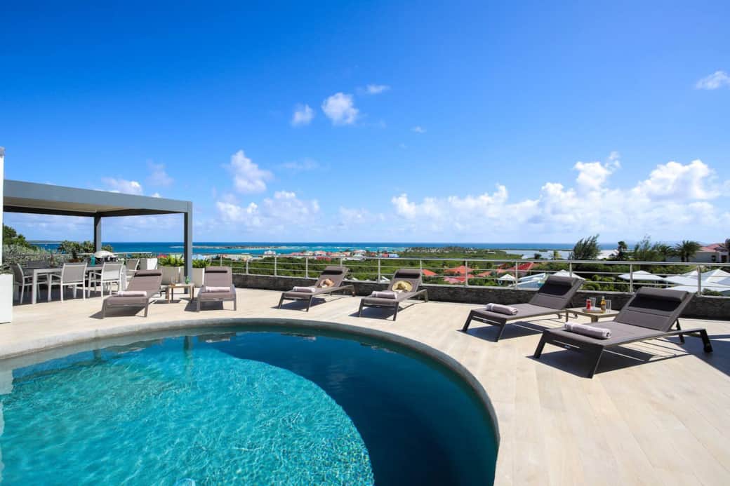 Pool with deck chairs Grenouille 