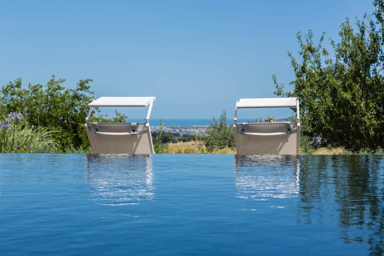 Piscina vista mare