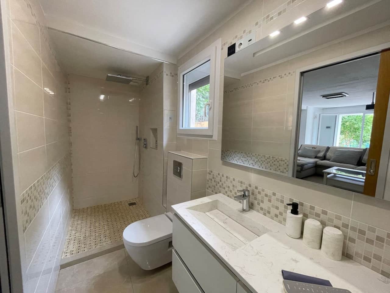 Bagno con doccia a filo pavimento