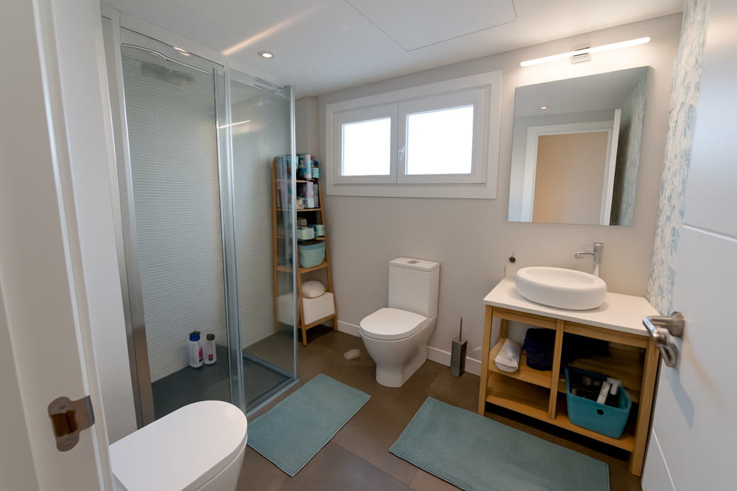 Shared bathroom complete with bidet and hydromassage shower: your oasis of relaxation during your stay.