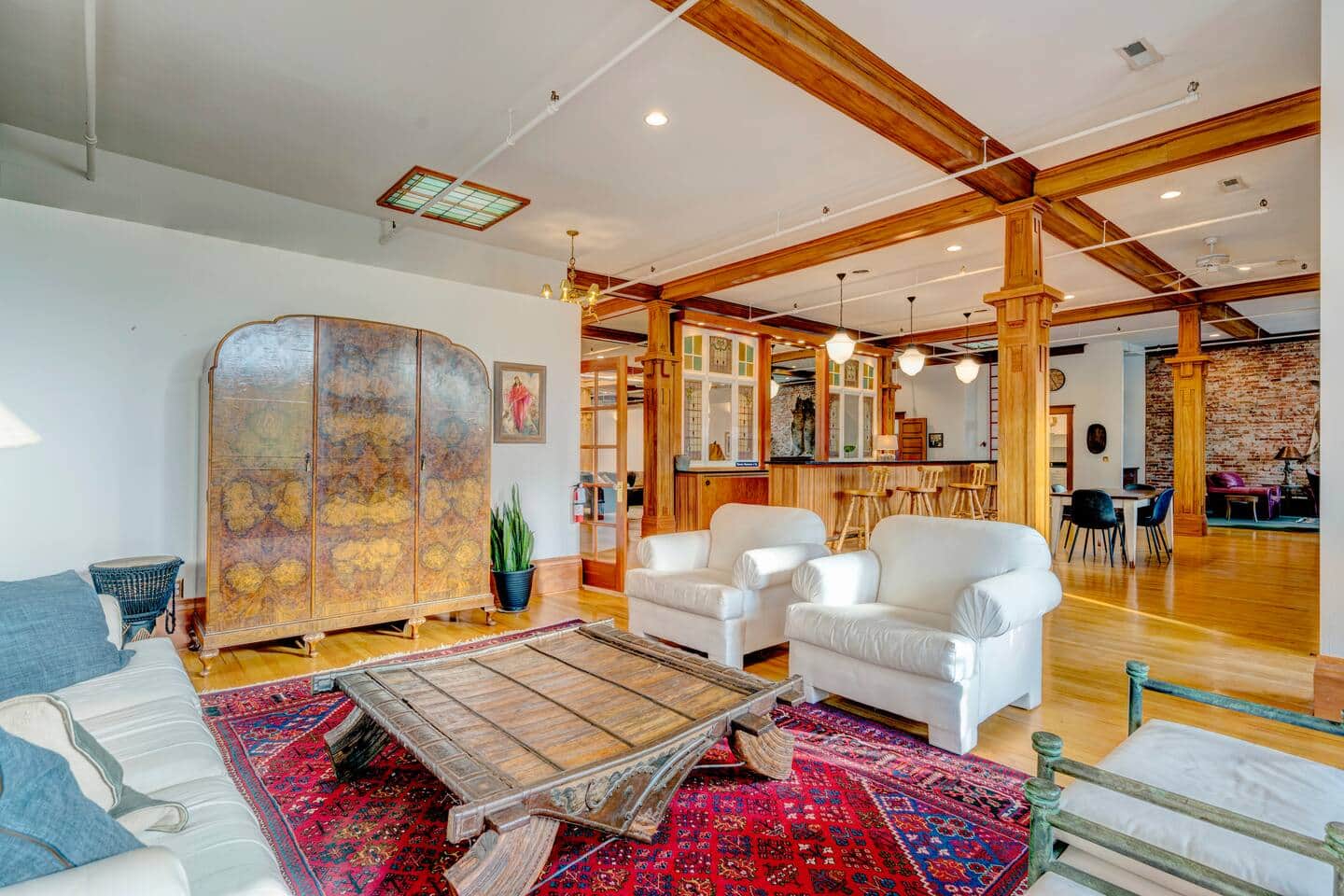 New York Store Suite dining area