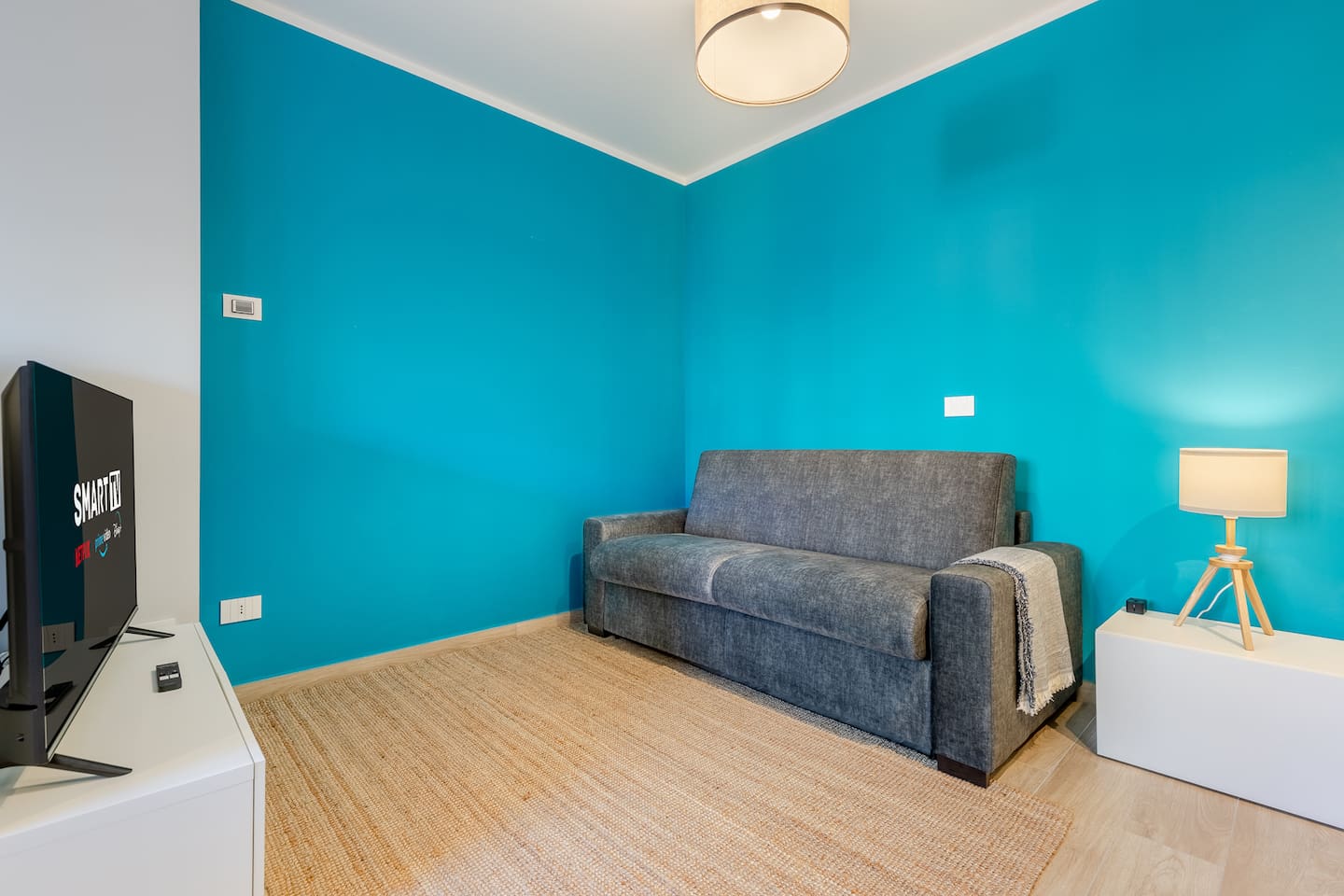 Salotto con Smart TV 52" per godersi il meritato relax