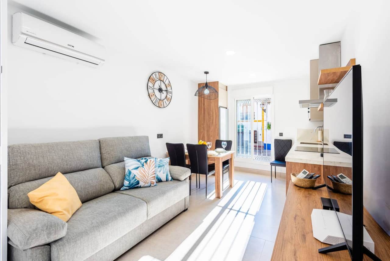 Salón luminoso apartamento vacacional Nerja Costa del Sol