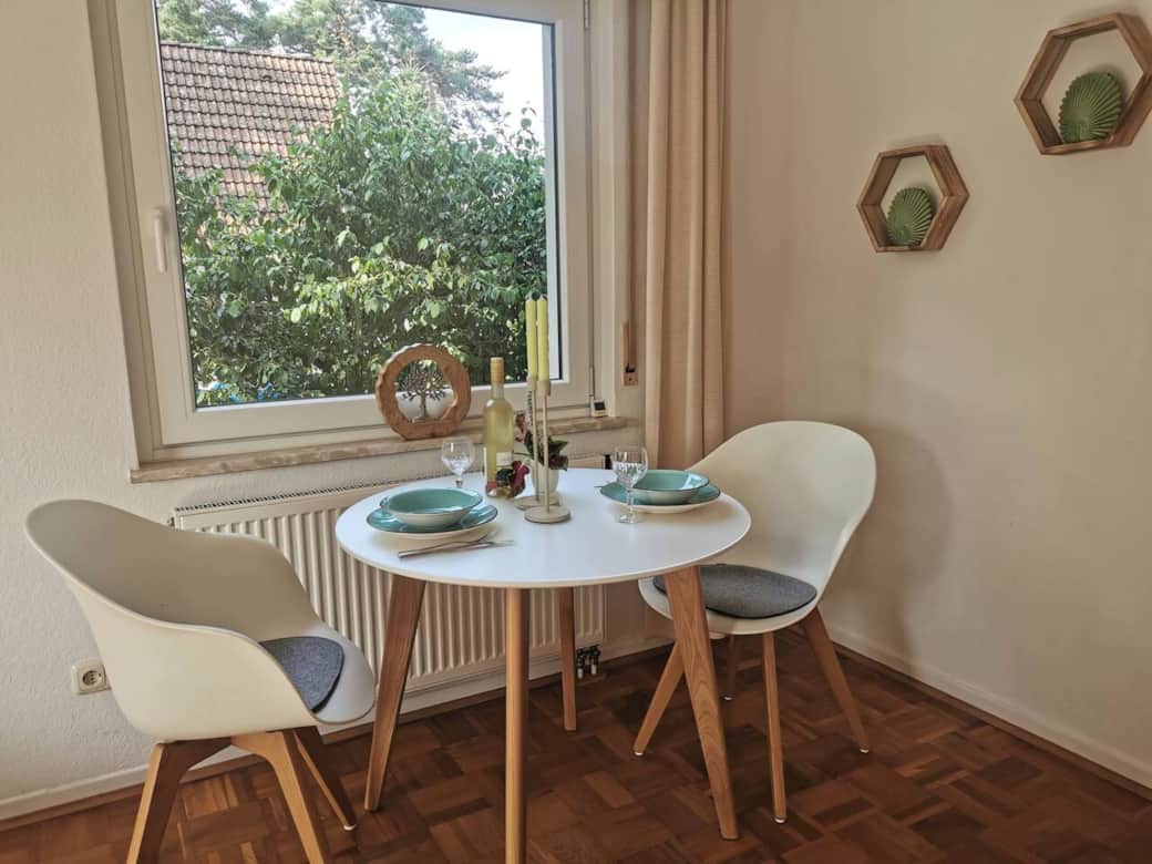 Ein gemütlicher Essbereich für gemeinsame Mahlzeiten oder einen entspannten Kaffee am Morgen.