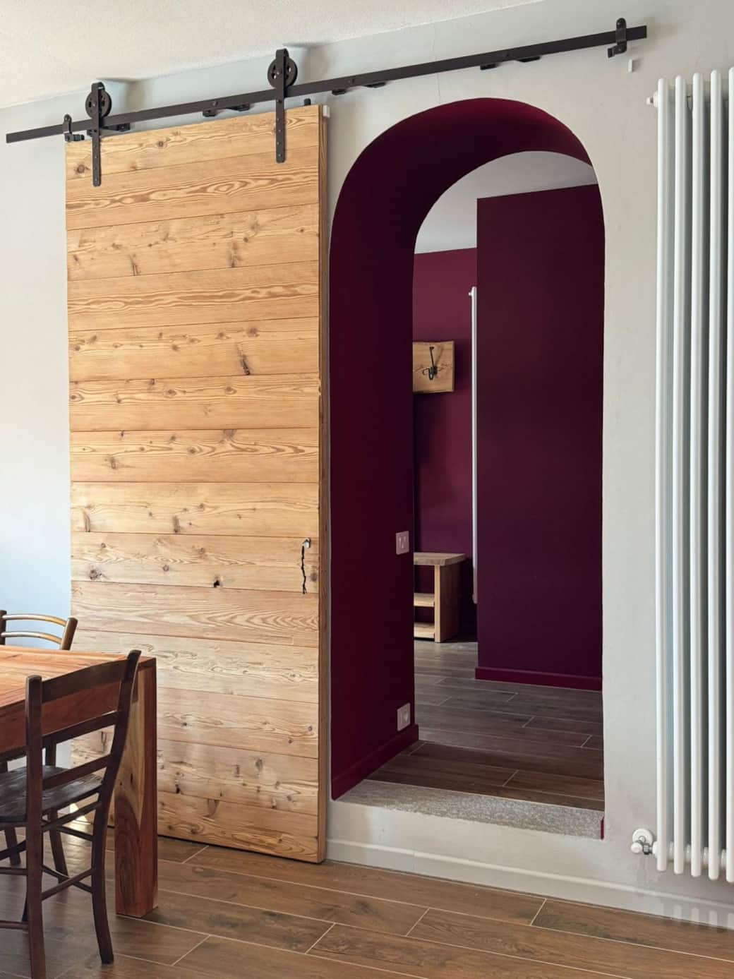 porta scorrevole artigianale a contrasto con colori moderni