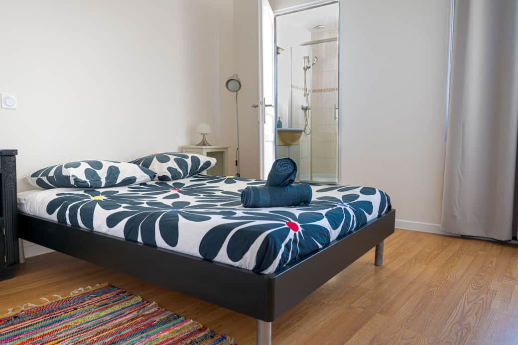 Une chambre avec un lit (140) et sa salle de bain privative.