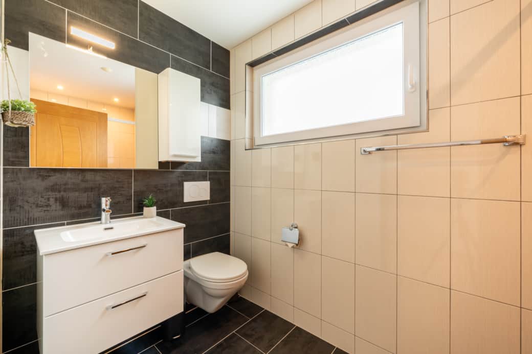 Bathroom w/Shower