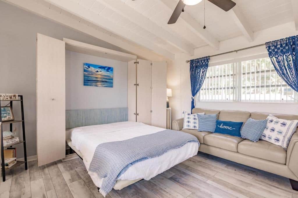 Murphy bed closer