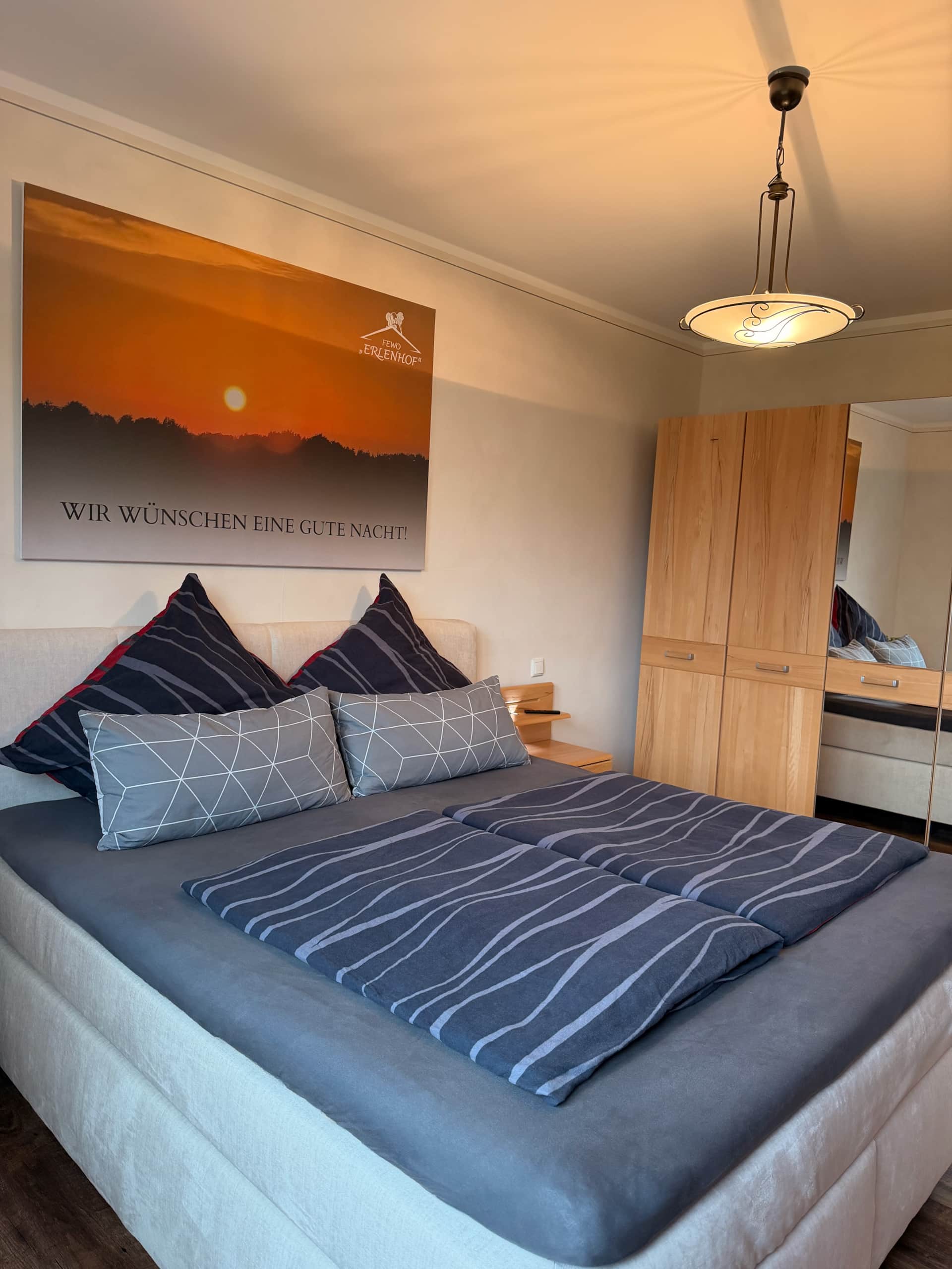 Kleiderschrank und Smart-TV im Hauptschlafzimmer