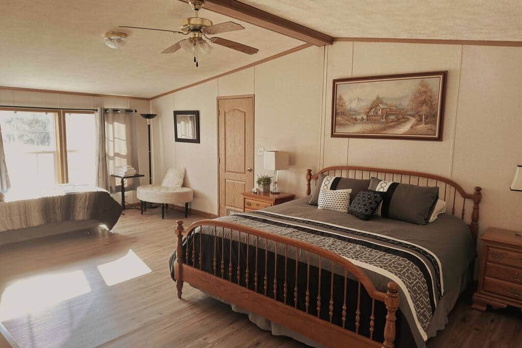King bed and twin size bed in a Master suite, 32in roku Tv, Dvd player.