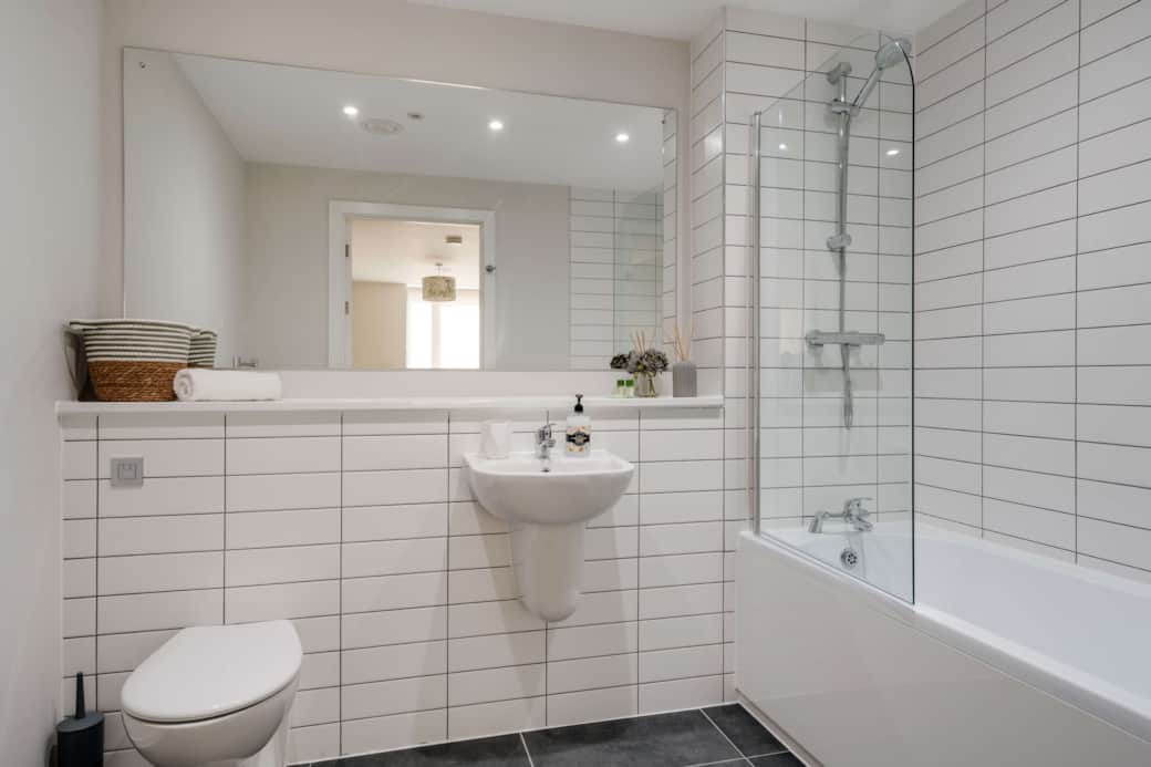 Ensuite with bath and shower Ensuite with bath and shower