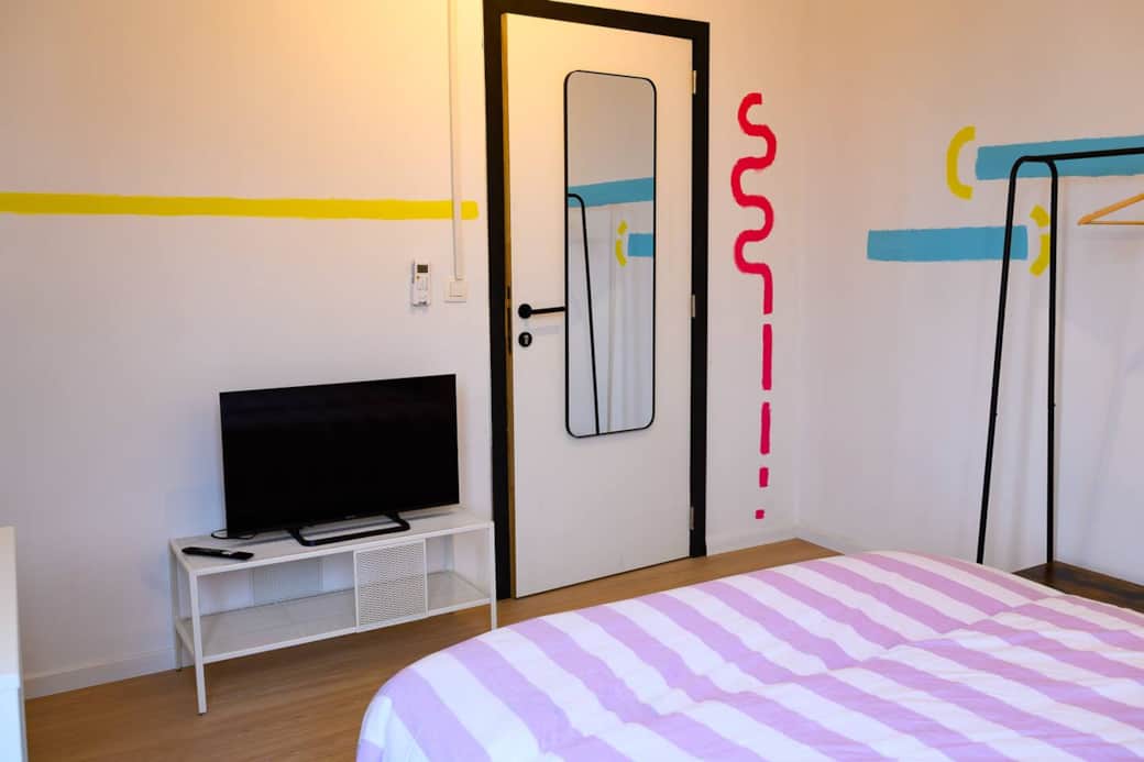 Smart TV - Connecte ton compte à Netflix, Prime, HBO ou autre et relaxe bien cool dans ton lit ! 