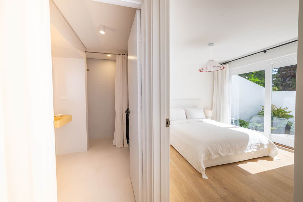Queen bedroom + bathroom 