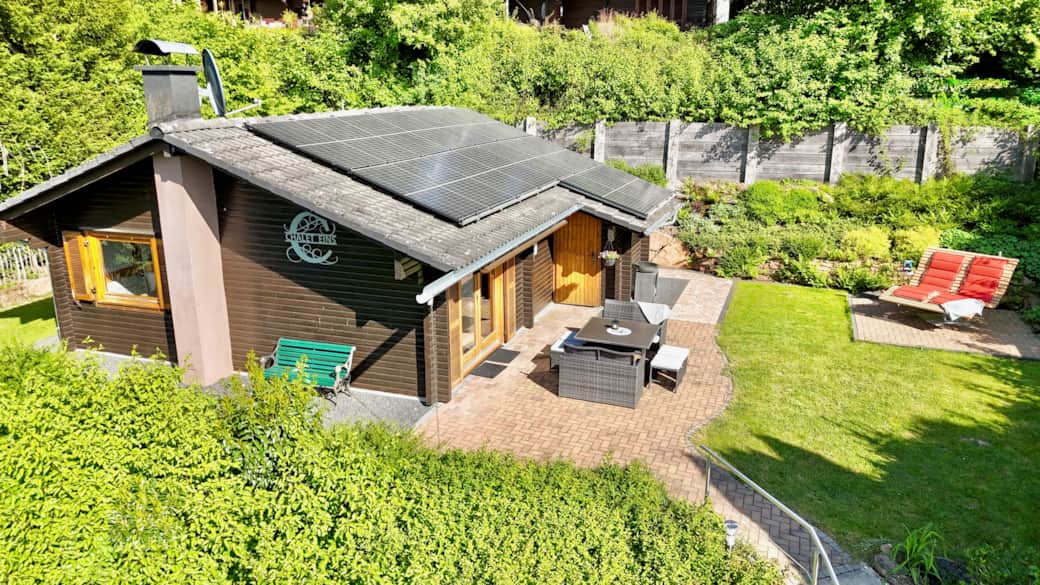 CHALET EINS Terrasse und Garten mit Himmelsliege