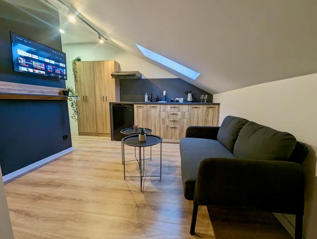 Pohovka, smart TV a kuchyňský kout plně vybavený.