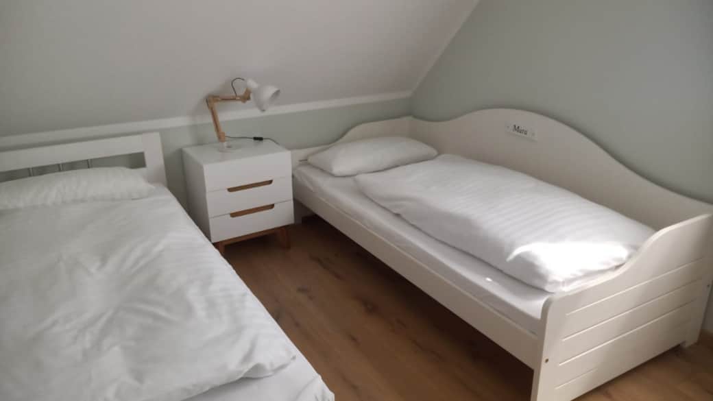 Schlafzimmer mit zwei Einzelbetten