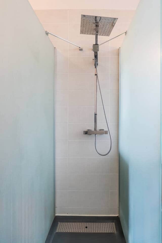 Douche italienne avec robinetterie moderne