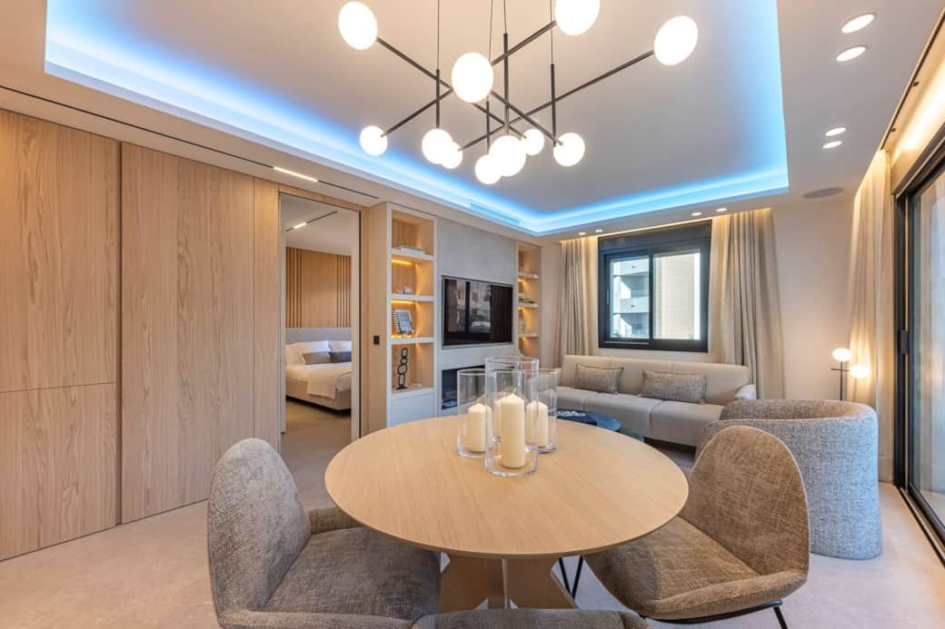 Experience the seamless blend of vibrant social areas and your personal relaxation space. Enjoy the living or dining room, then retreat to your bedroom through elegant integrated panels. A fluid design for a comfortable and chic stay.