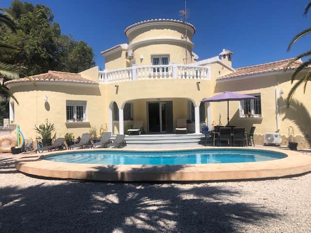 Modern Family- friendly villa